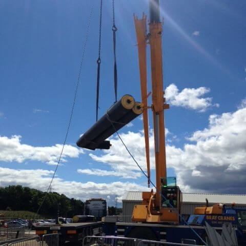 Crane lifting pipes