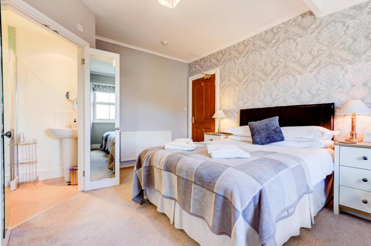 Double Room at Lyndale Guest House