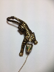18ct gold leopard brooch with diamonds and emeralds