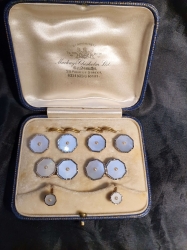 Fine 18ct and 9ct gold, mother of pearl and pearl dress set c1900
