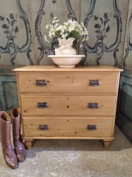 Beautiful 3 straight drawed Victorian pine chest of drawers