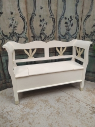 Painted tulip bench with lift up lid storage