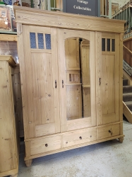 Large Dutch robe with glass panels and excellent storage