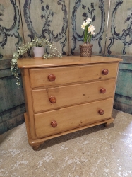 Gorgeous fully restored Victiorian pine chest of drawers