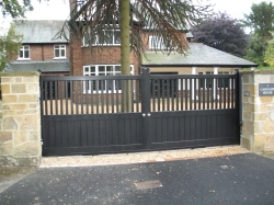 Sliding Gates Castleford - Yorkshire Rose Woodcraft